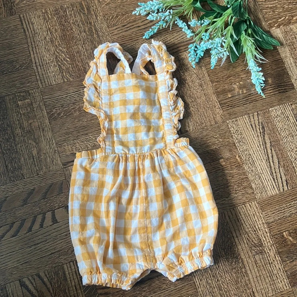 🍭3/$20🍭CARTER’S Gingham Ruffle Romper 💛🤍 - Picture 1 of 3